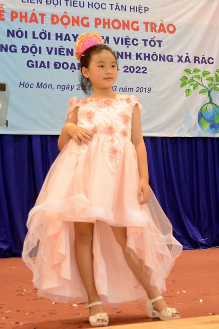 Giving gift portions to pupils on the occasion of Mid-Autumn Festival